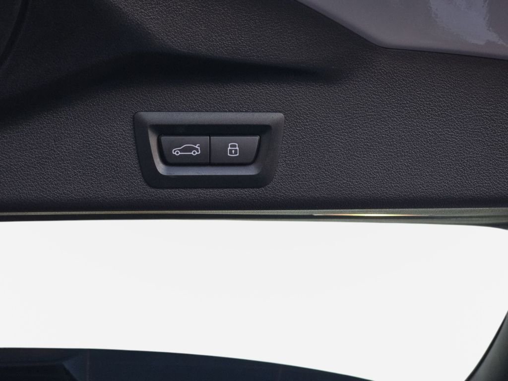 Used 2025 White BMW xDrive40i image 16