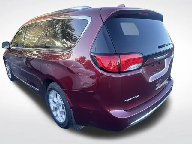 Used 2018 Red Chrysler Touring L Plus image 3