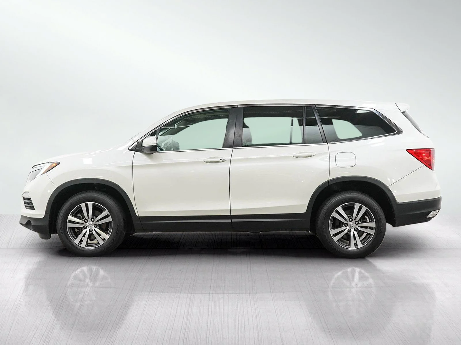 Used 2018 White Diamond Pearl Honda exl image 2