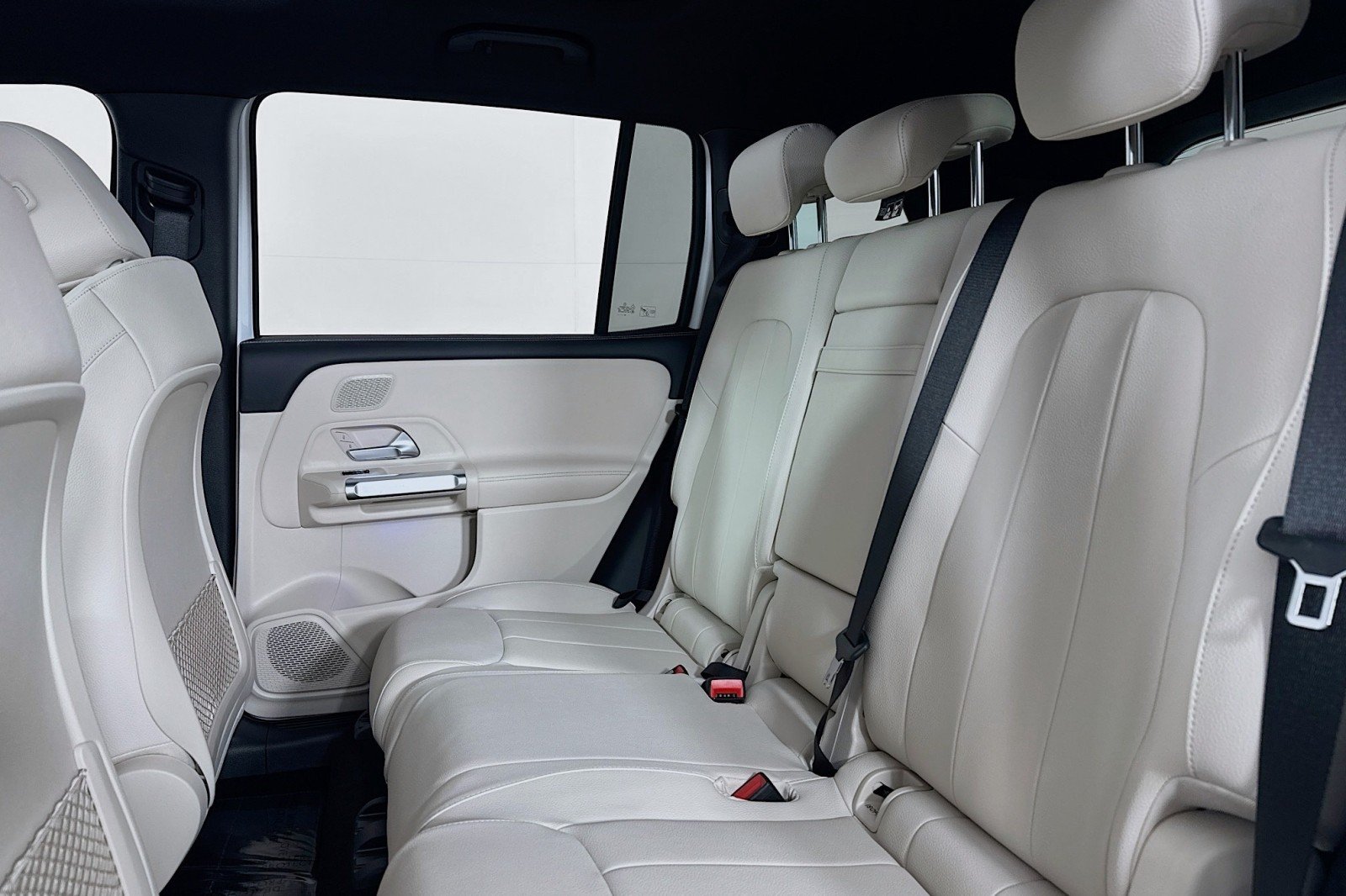 New 2026 Polar White Mercedes-Benz GLB 250 4MATIC® SUV image 7