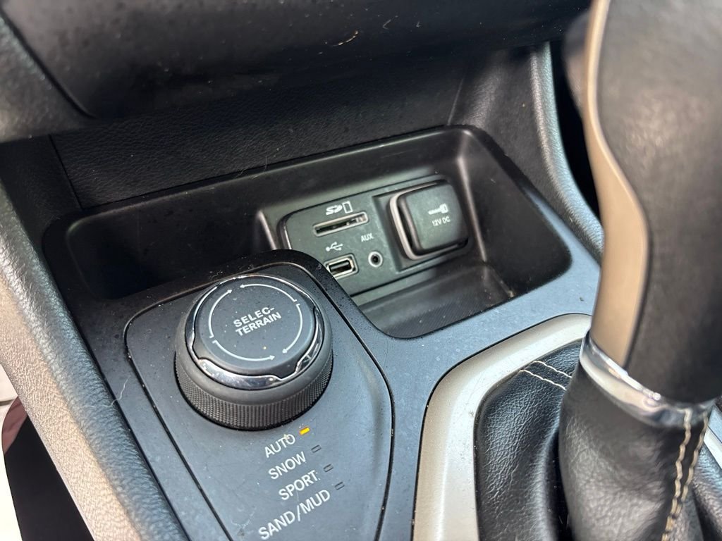 Used 2016 Silver Jeep Sport image 25