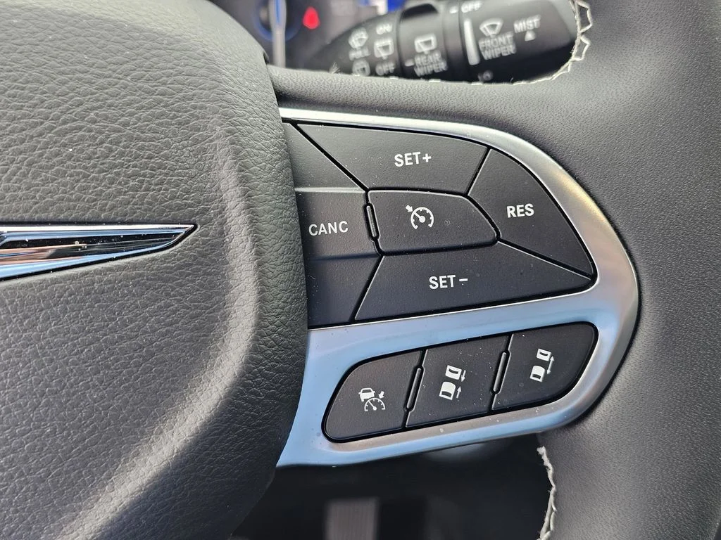 New 2026 Diamond Black Crystal Pearl-Coat Exterior Paint Chrysler Select image 21