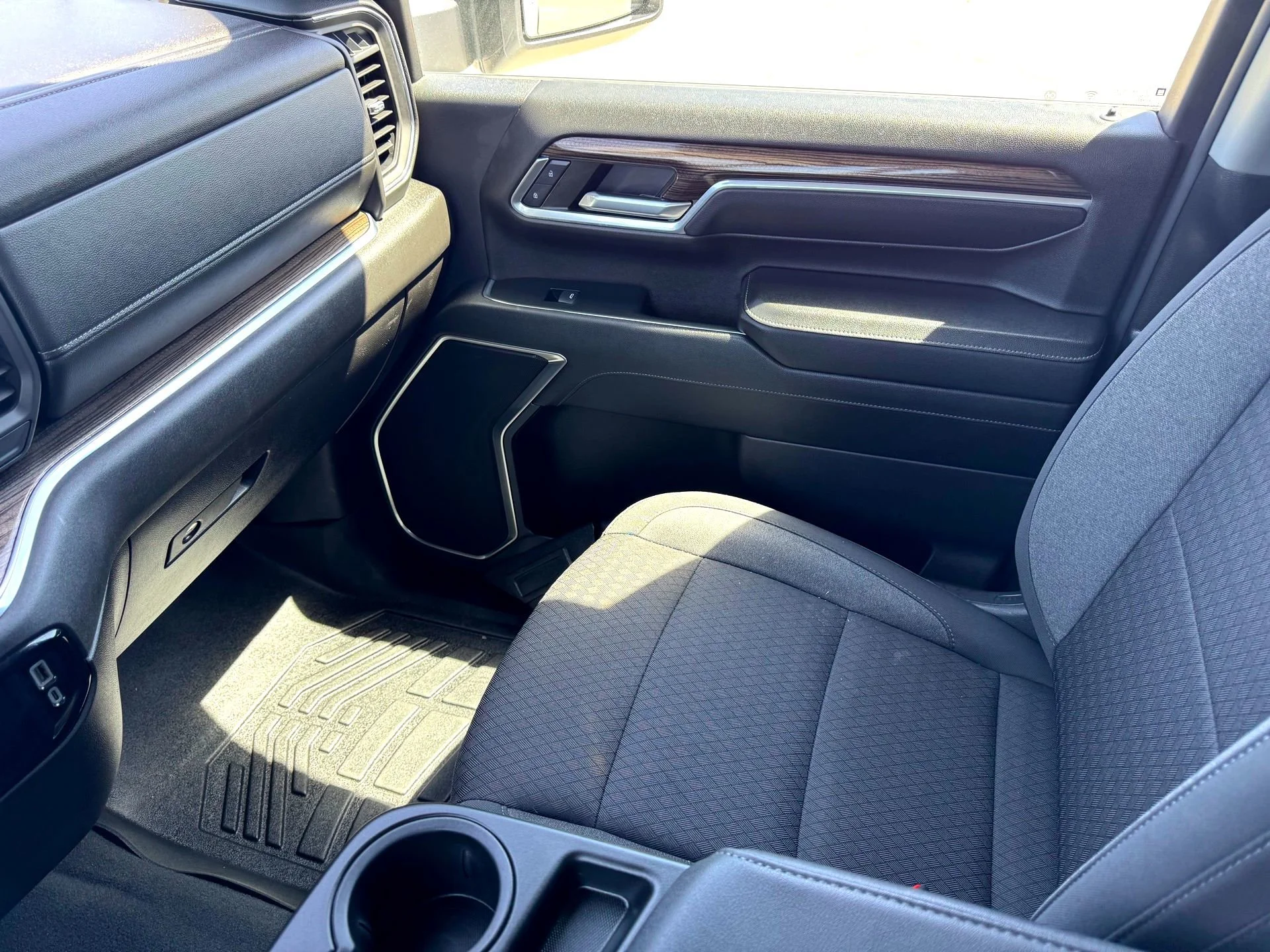 Used 2024 Summit White Chevrolet LT image 27