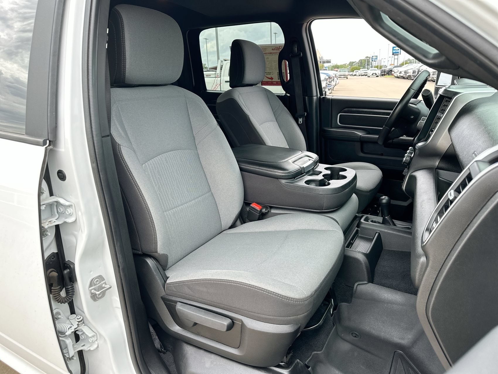 2024 RAM Ram 3500 Chassis Cab SLT - Photo 22