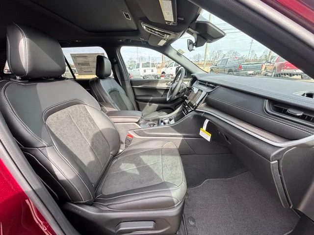 New 2026 Velvet Red Pearl-Coat Exterior Paint Jeep Altitude image 7