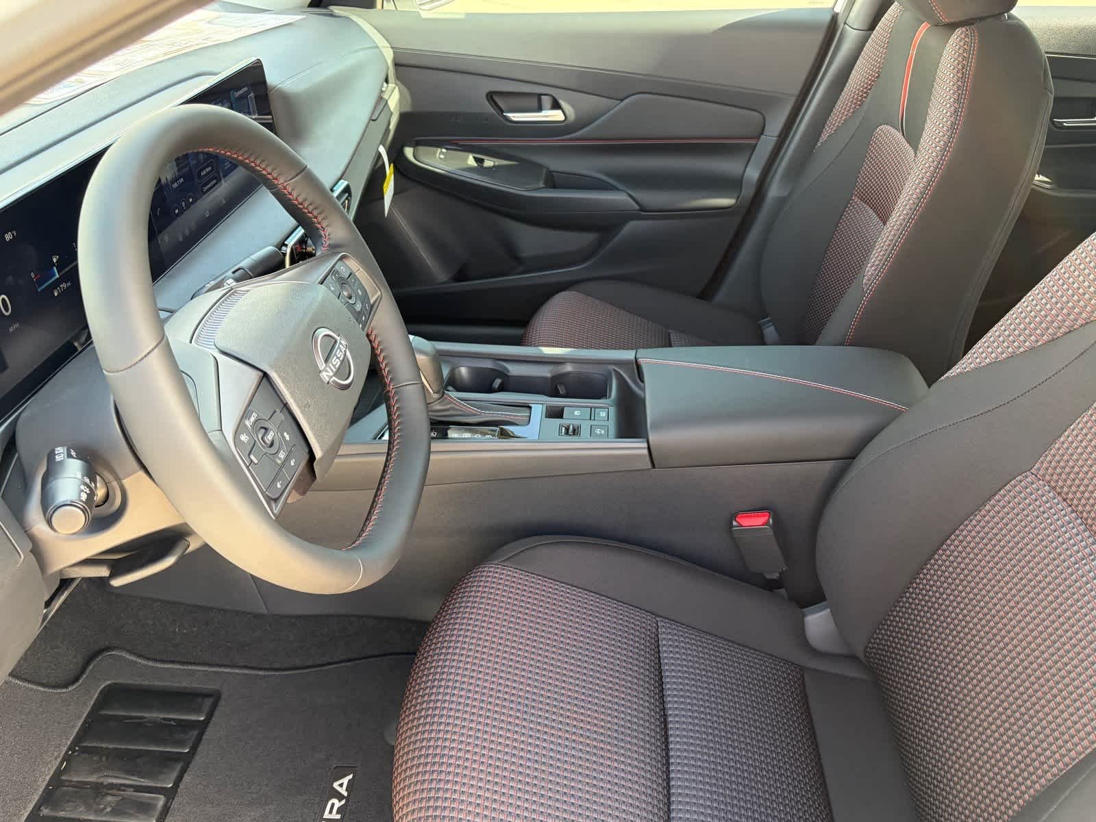 New 2027 Aspen White Tricoat/Super Black Nissan SR image 2