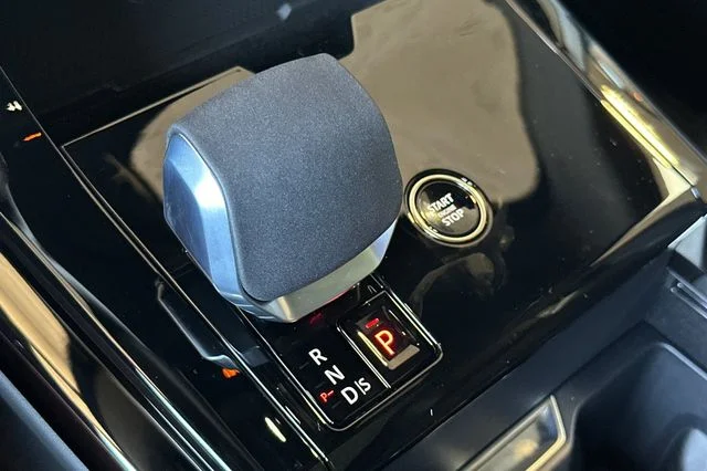 New 2026 Santorini Black Land Rover Dynamic SE image 21