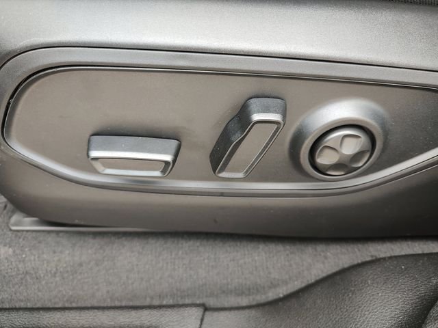 New 2026 Diamond Black Crystal Pearlcoat Jeep Laredo image 29