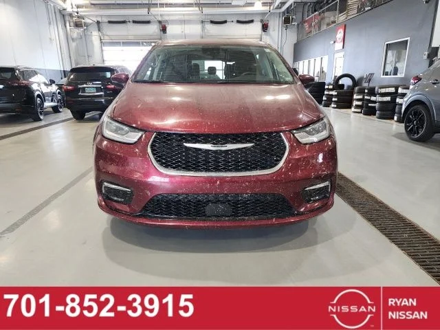 2023 Chrysler Pacifica Touring L's photo