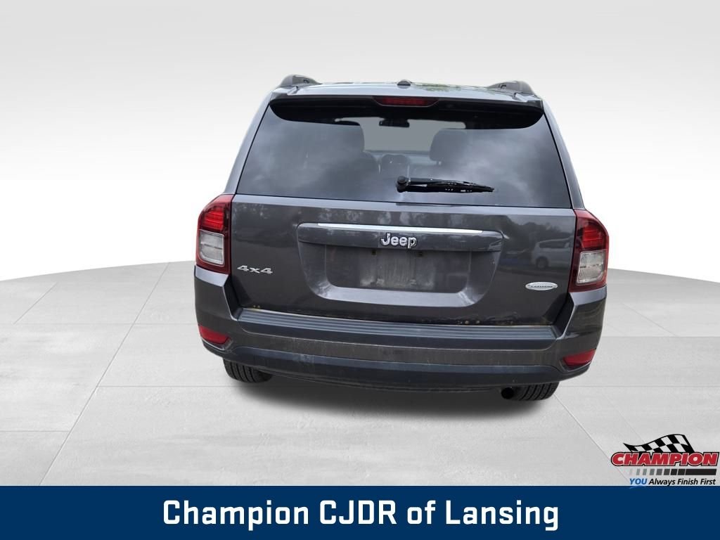Used 2014 Granite Crystal Metallic Clearcoat Jeep Latitude image 5
