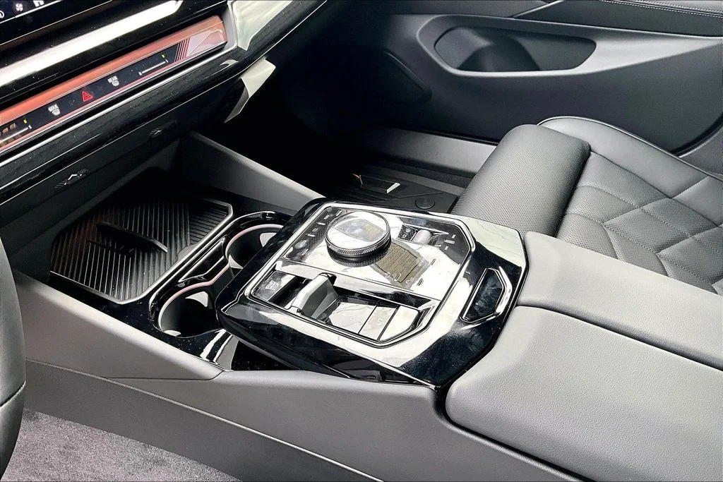 2026 BMW 5 Series 550e - Photo 7