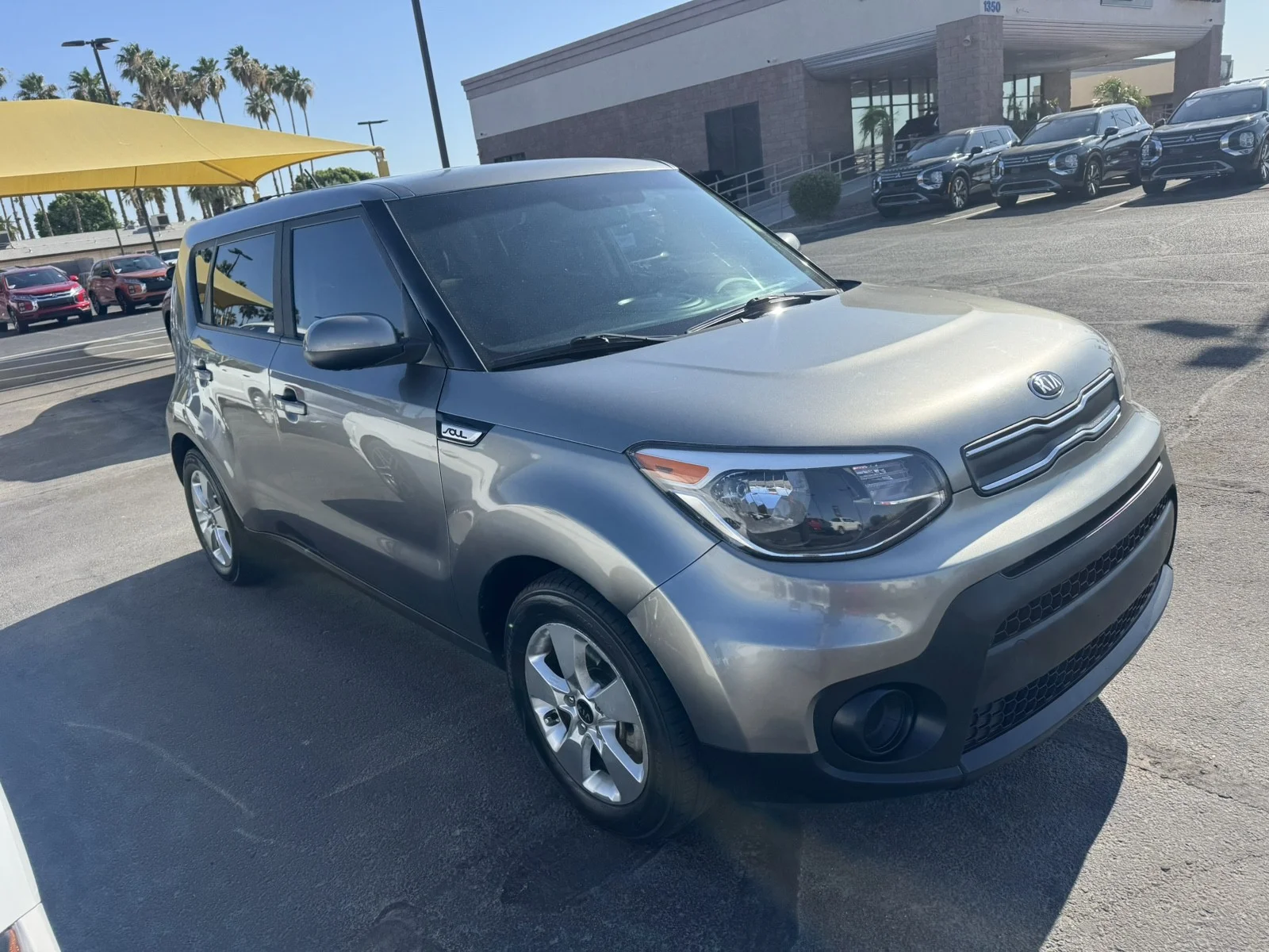 Used 2019 grey Kia Base image 3