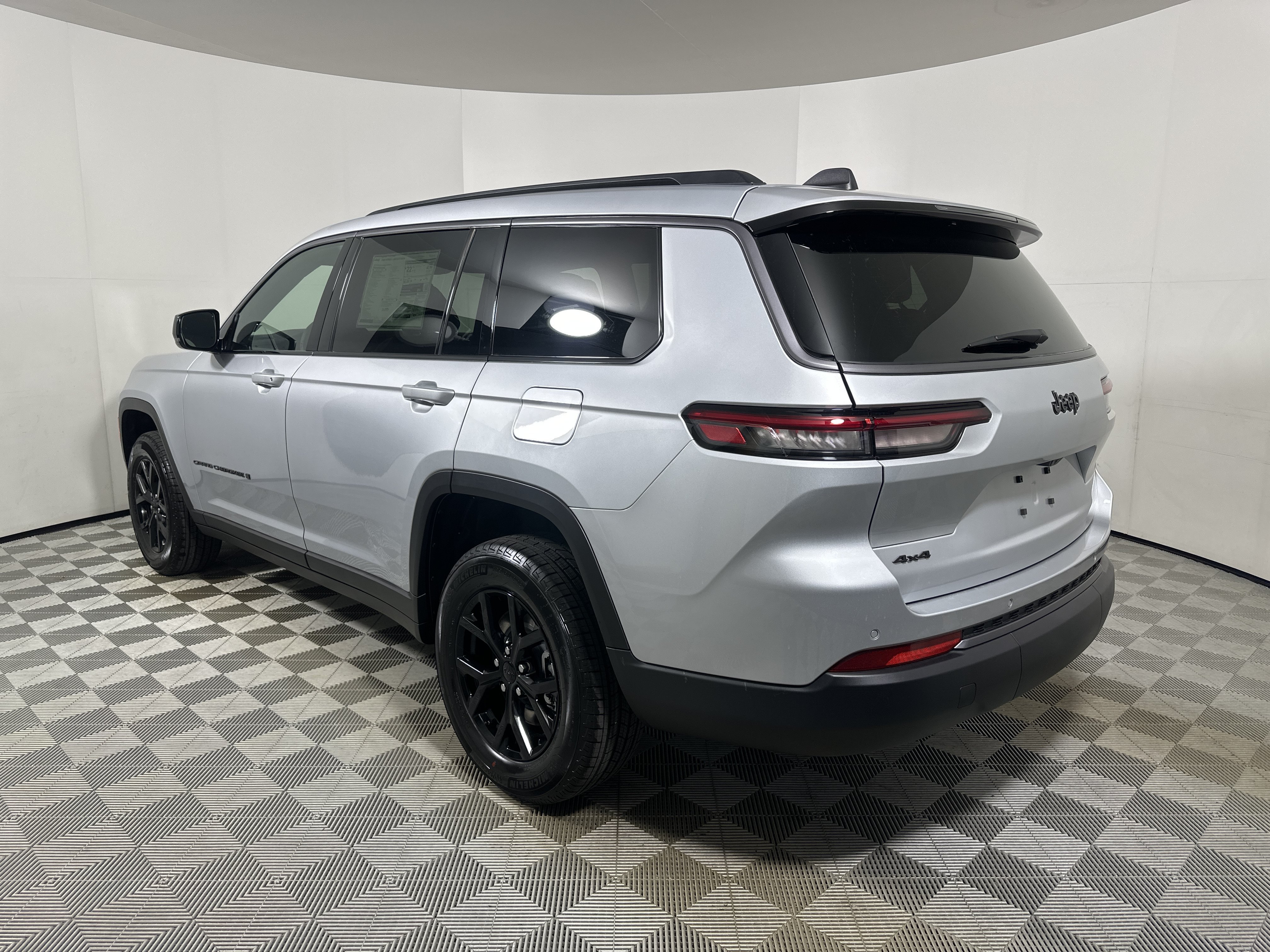 New 2026 Silver Zynith Jeep Laredo Altitude image 5