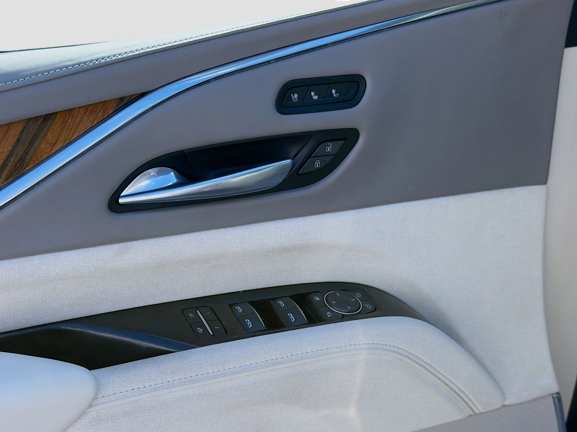 Used 2022 Black Raven Cadillac Sport Platinum image 25