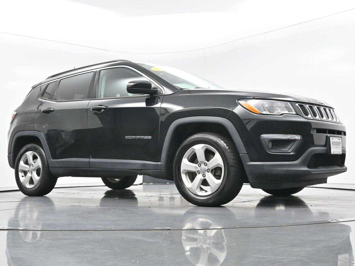 Used 2018 Diamond Black Crystal Pearlcoat Jeep Latitude image 41