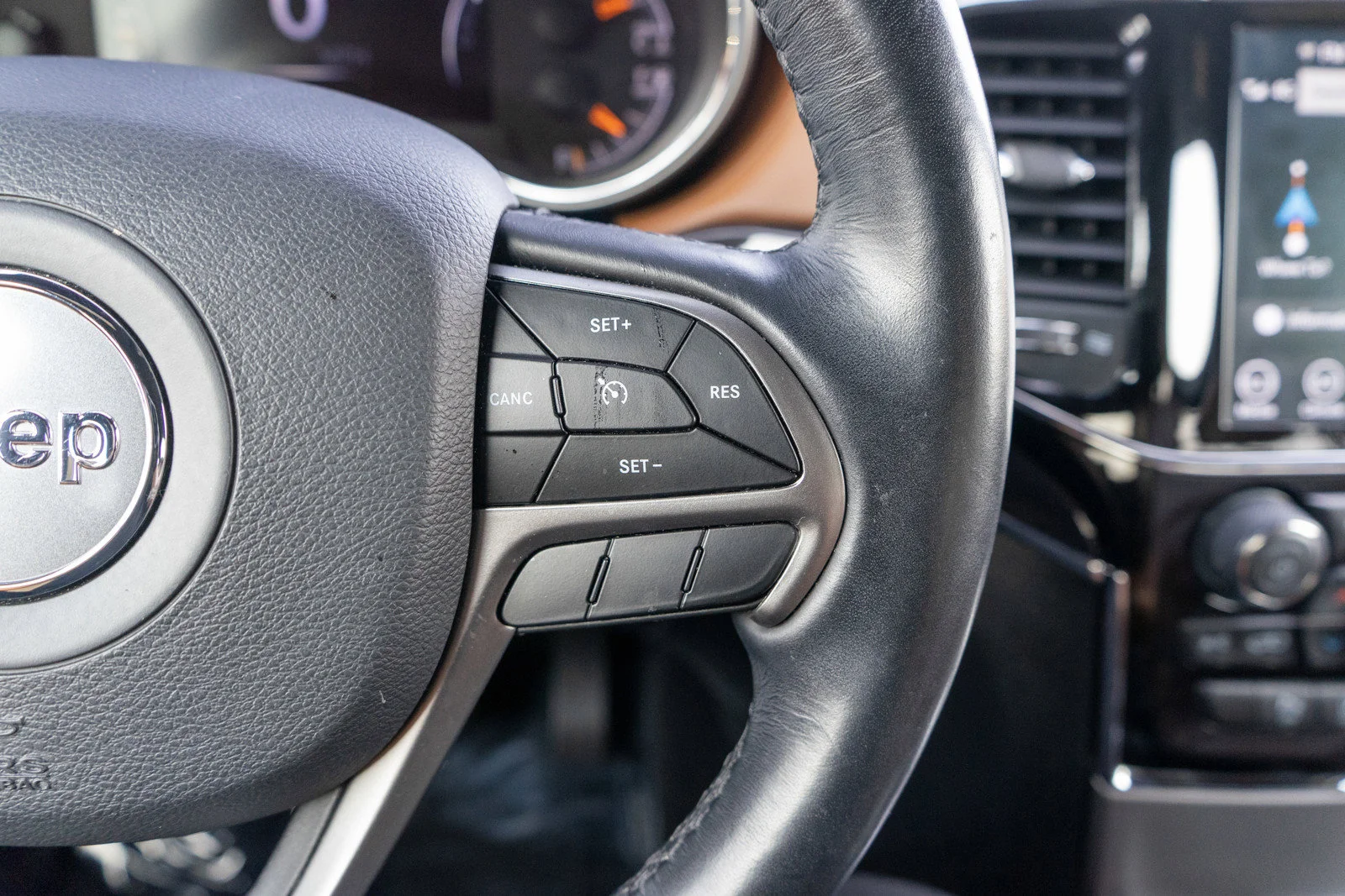 Used 2020 Diamond Black Crystal Pearlcoat Jeep Overland image 27