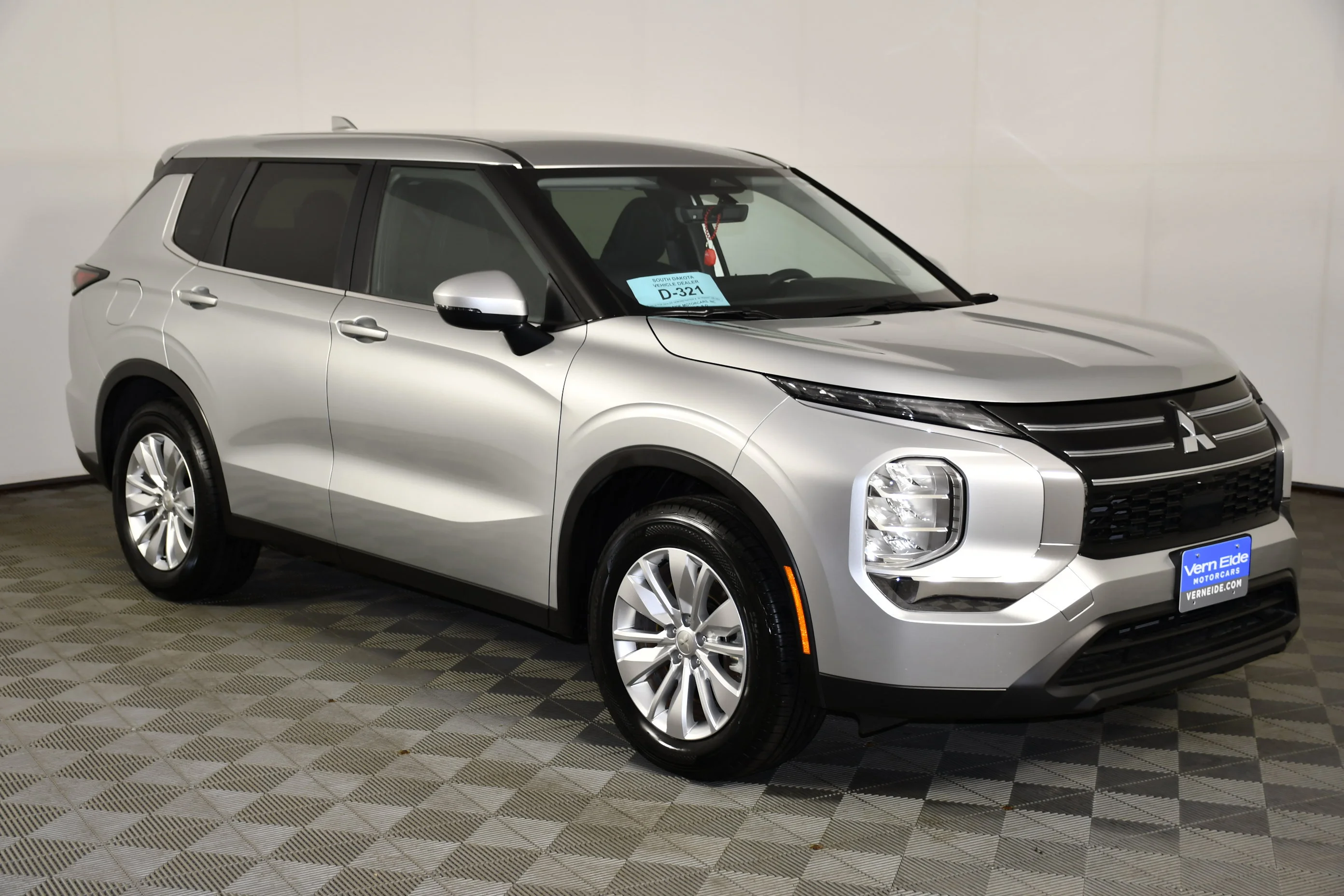 Used 2025 Silver Mitsubishi ES image 3