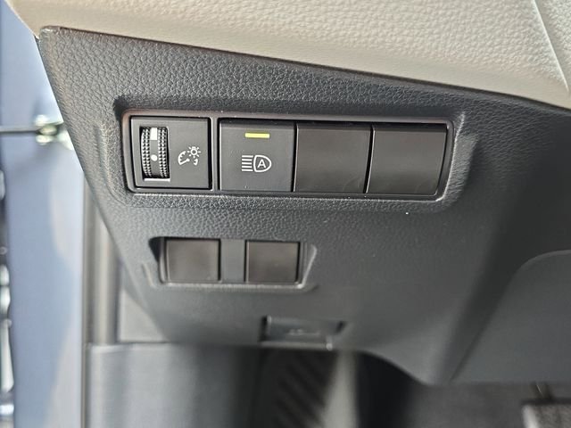 Used 2023  Toyota L image 24
