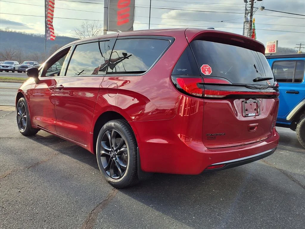 New 2026 Red Hot Pearl-Coat Exterior Paint Chrysler Select image 3
