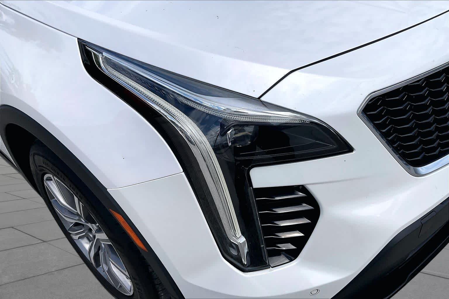 Used 2019 CRYSTAL WHITE TRICOAT Cadillac FWD Sport image 25