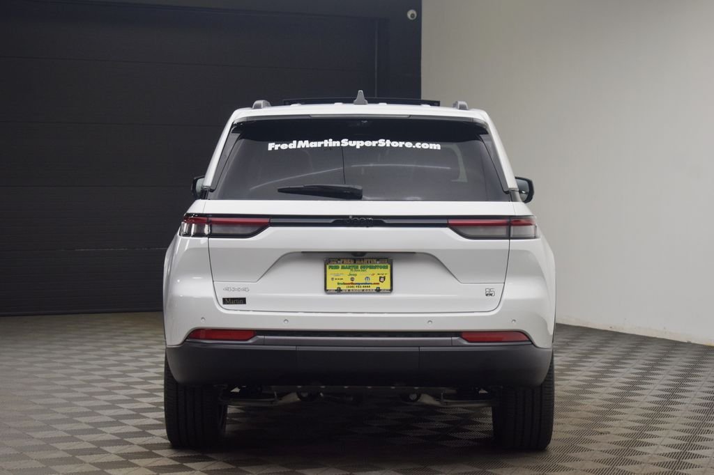 New 2026 Bright White Clear-Coat Exterior Paint Jeep  image 11