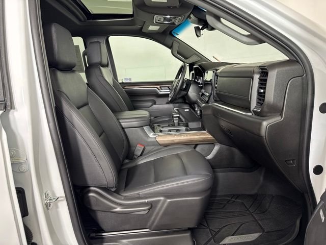 Used 2025 Summit White Chevrolet RST image 4