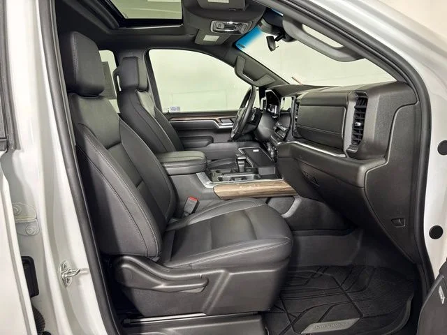 Used 2025 Summit White Chevrolet RST image 4