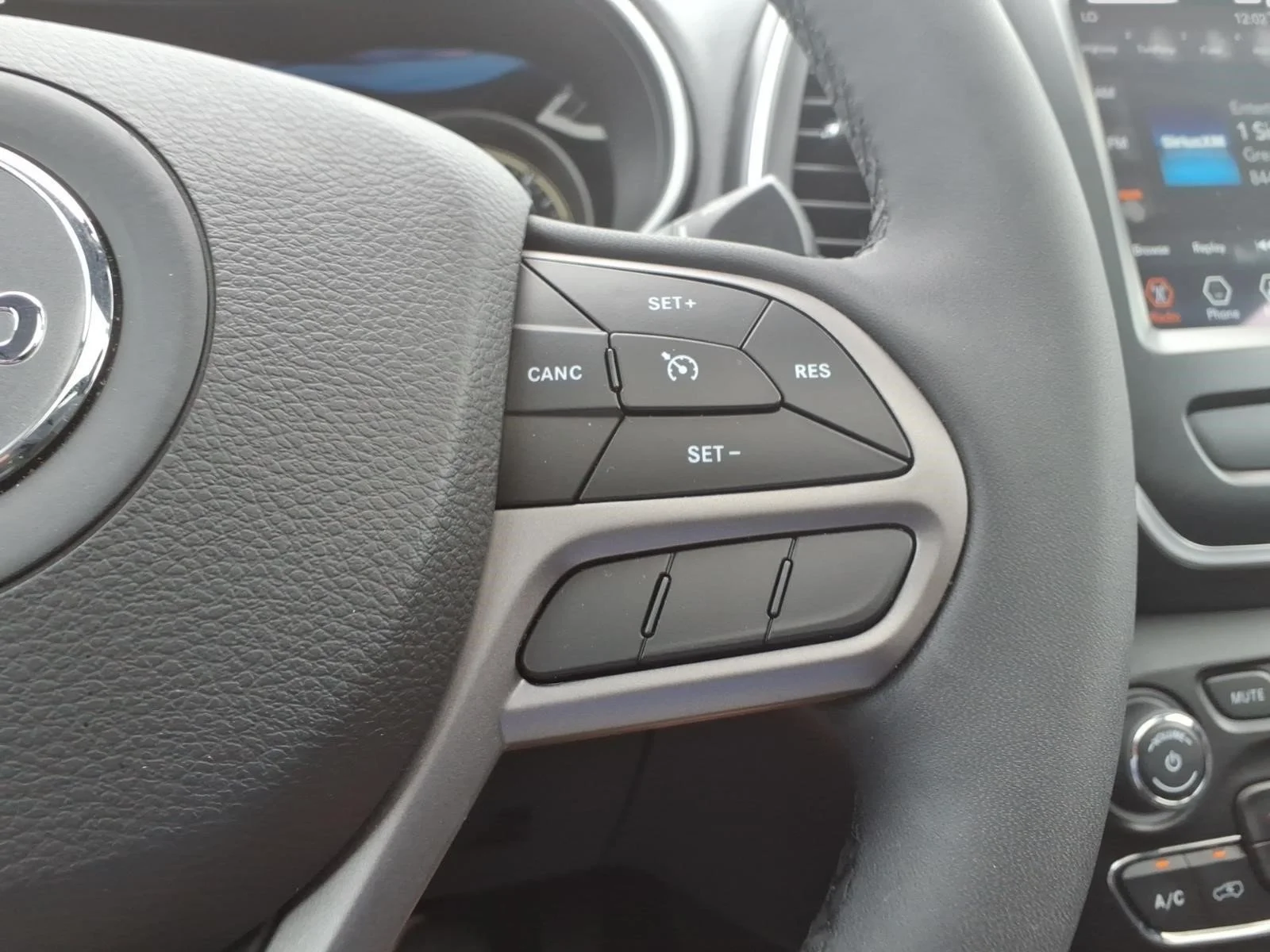 Used 2022 Diamond Black Crystal Pearlcoat Jeep Latitude Lux image 23