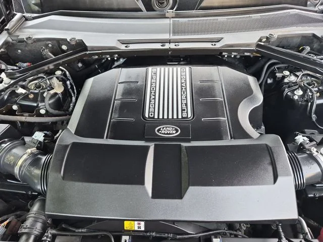Used 2024  Land Rover SE image 37