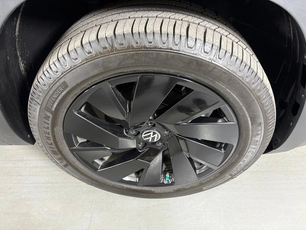 Used 2024 Black Volkswagen 2.0T SE w/Technology image 10