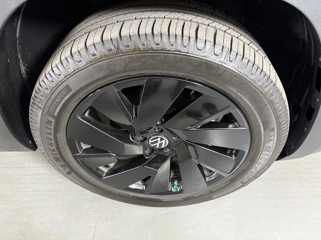 Used 2024 Black Volkswagen 2.0T SE w/Technology image 10
