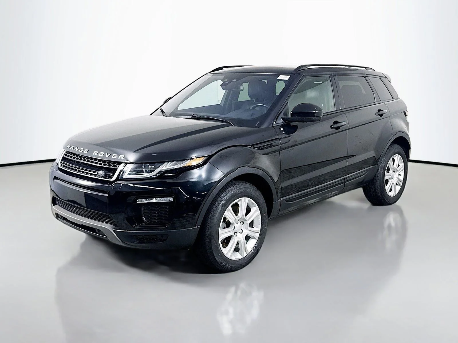 Used 2017  Land Rover SE image 3