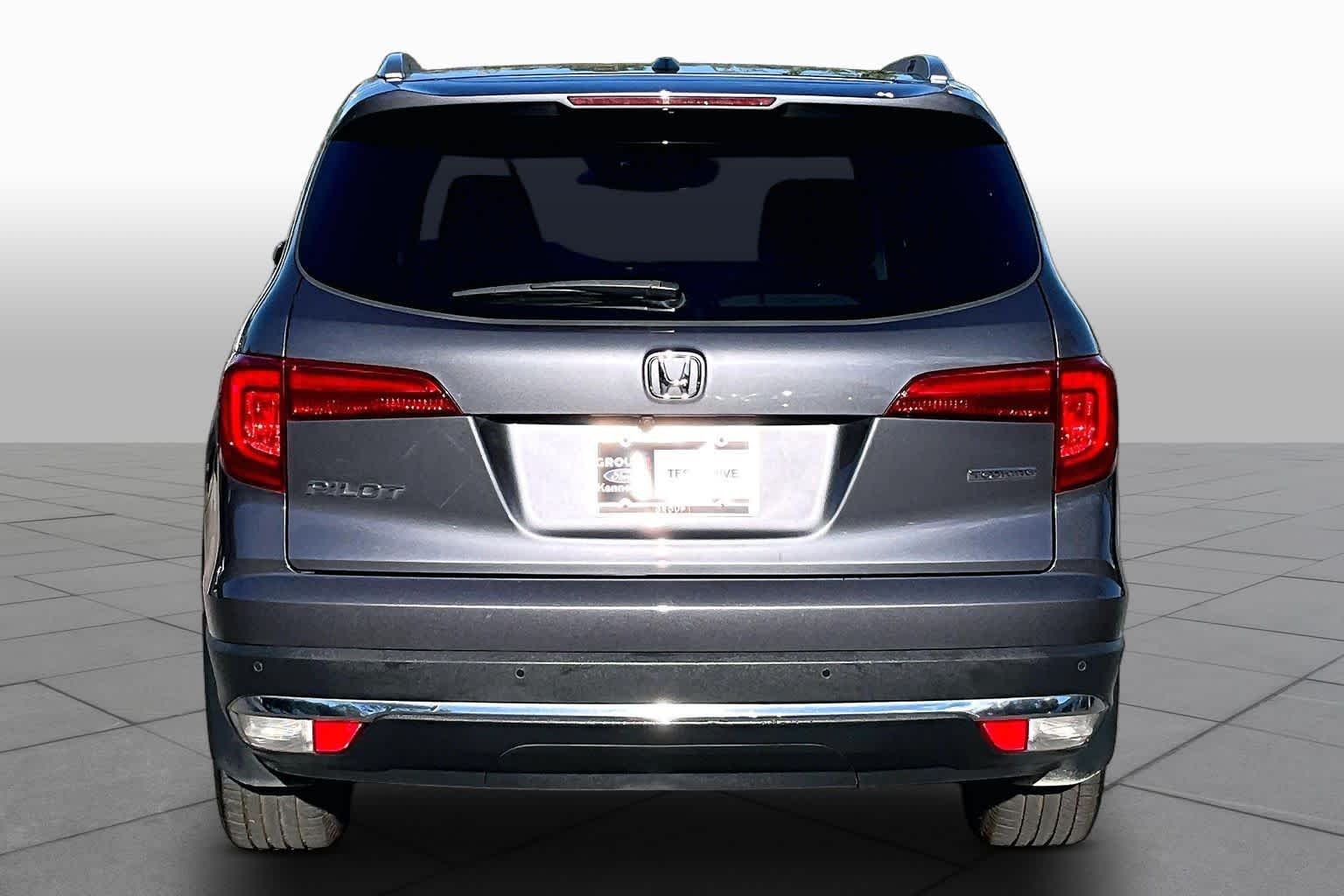 Used 2018 Crystal Black Pearl Honda Touring image 5