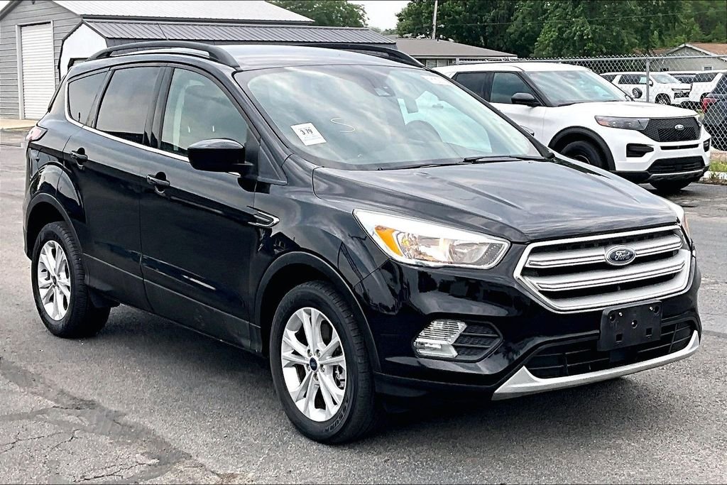 Used 2018 Shadow Black Ford SE image 1
