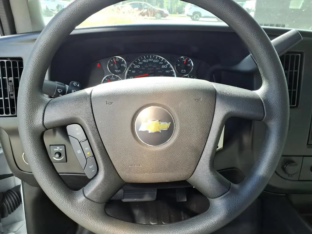 New 2025 Summit White Chevrolet 1WT image 19