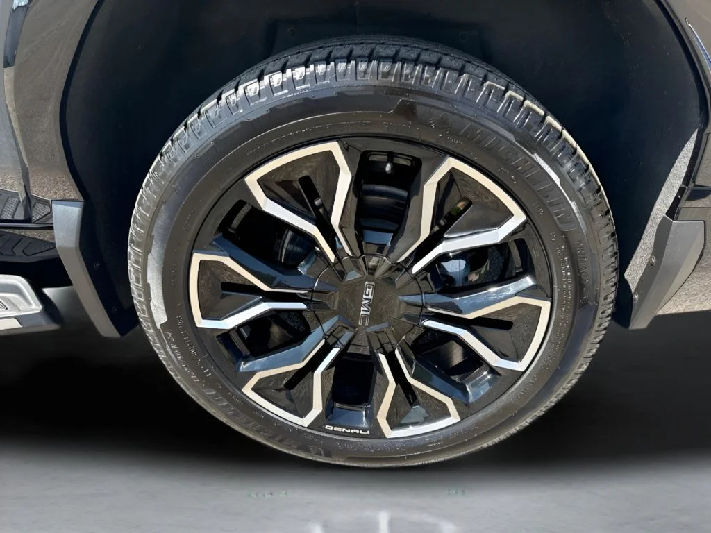 Used 2025 Blue GMC Denali image 39