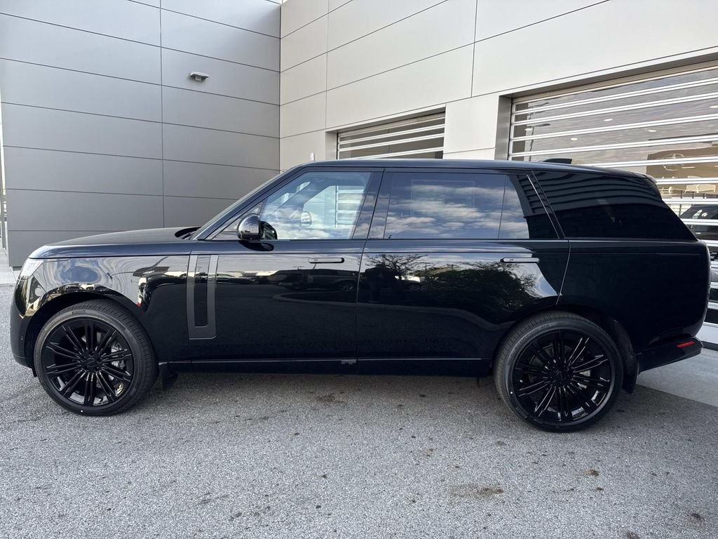 New 2026 Santorini Black Land Rover SE image 4