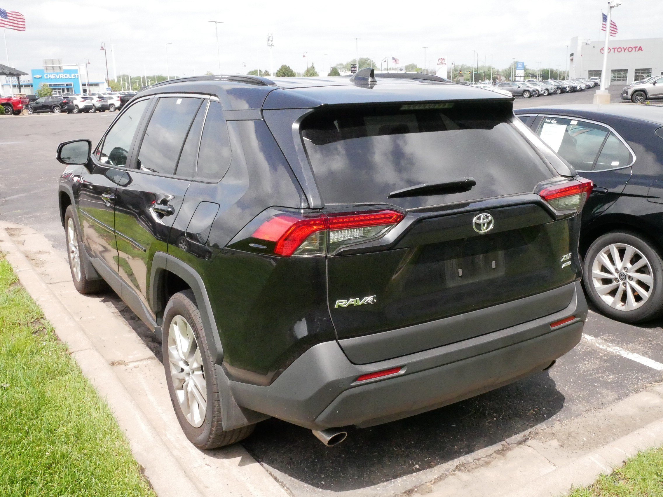 Used 2025 Midnight Black Metallic Toyota XLE Premium image 5