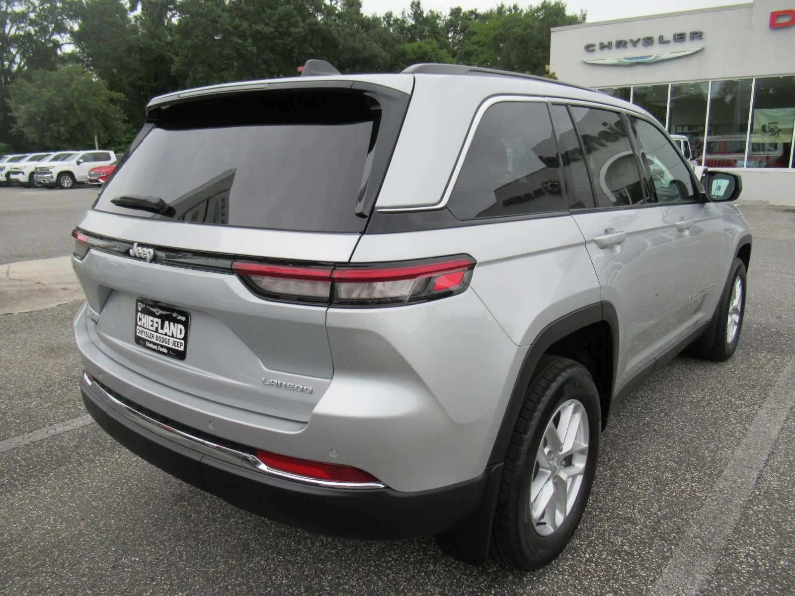 New 2026 Silver Zynith Exterior Paint Jeep Laredo X image 6