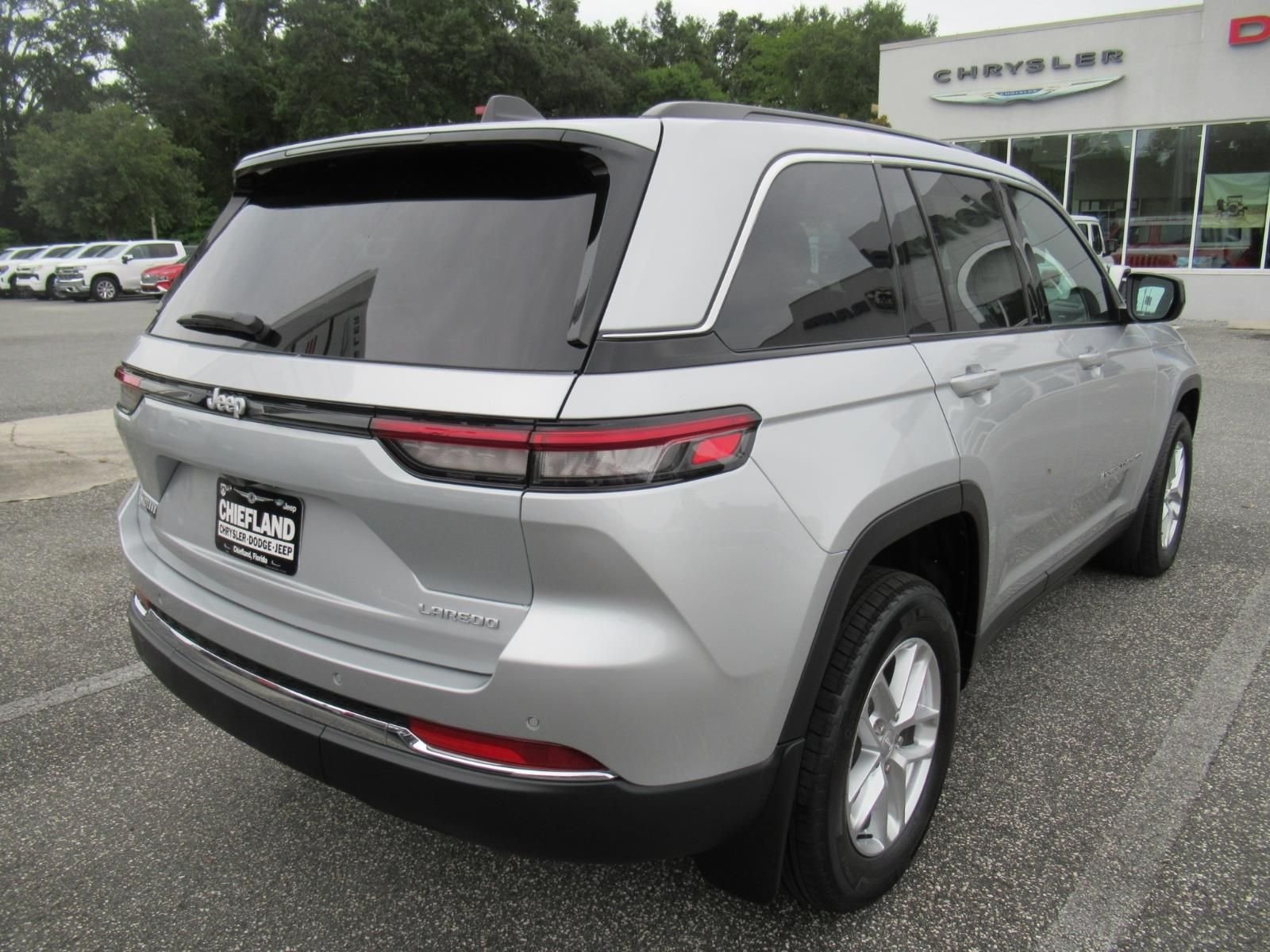 New 2026 Silver Zynith Exterior Paint Jeep Laredo X image 6