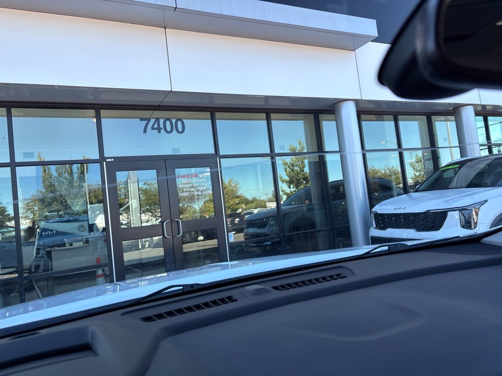 Used 2022 White GMC SLT image 28