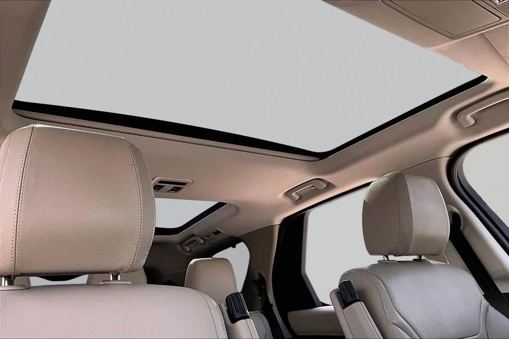 Used 2018 White Land Rover SE image 17