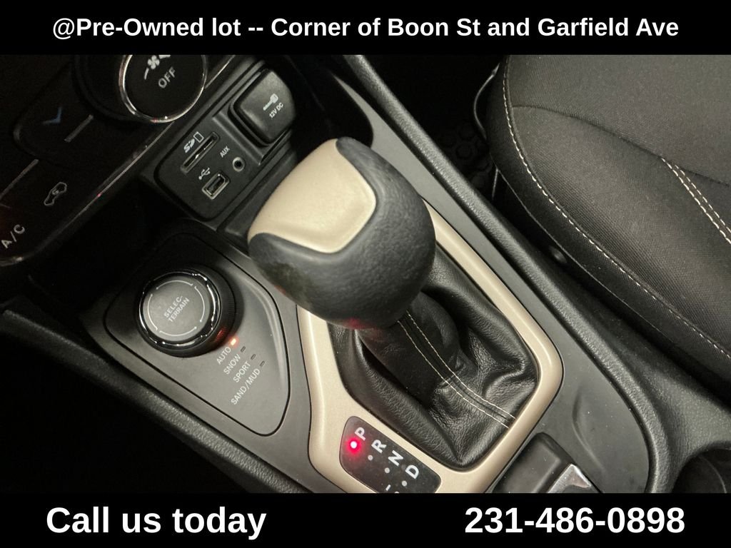 Used 2016 Silver Jeep Latitude image 24