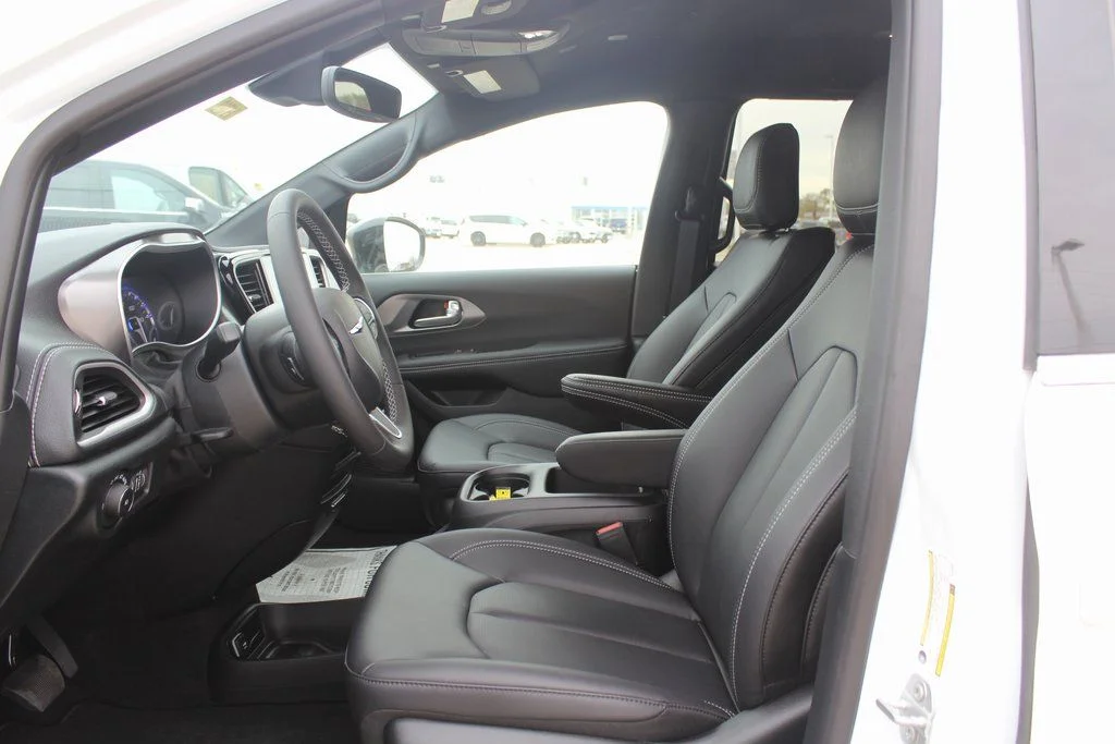 2026 Chrysler Pacifica Select - Photo 10