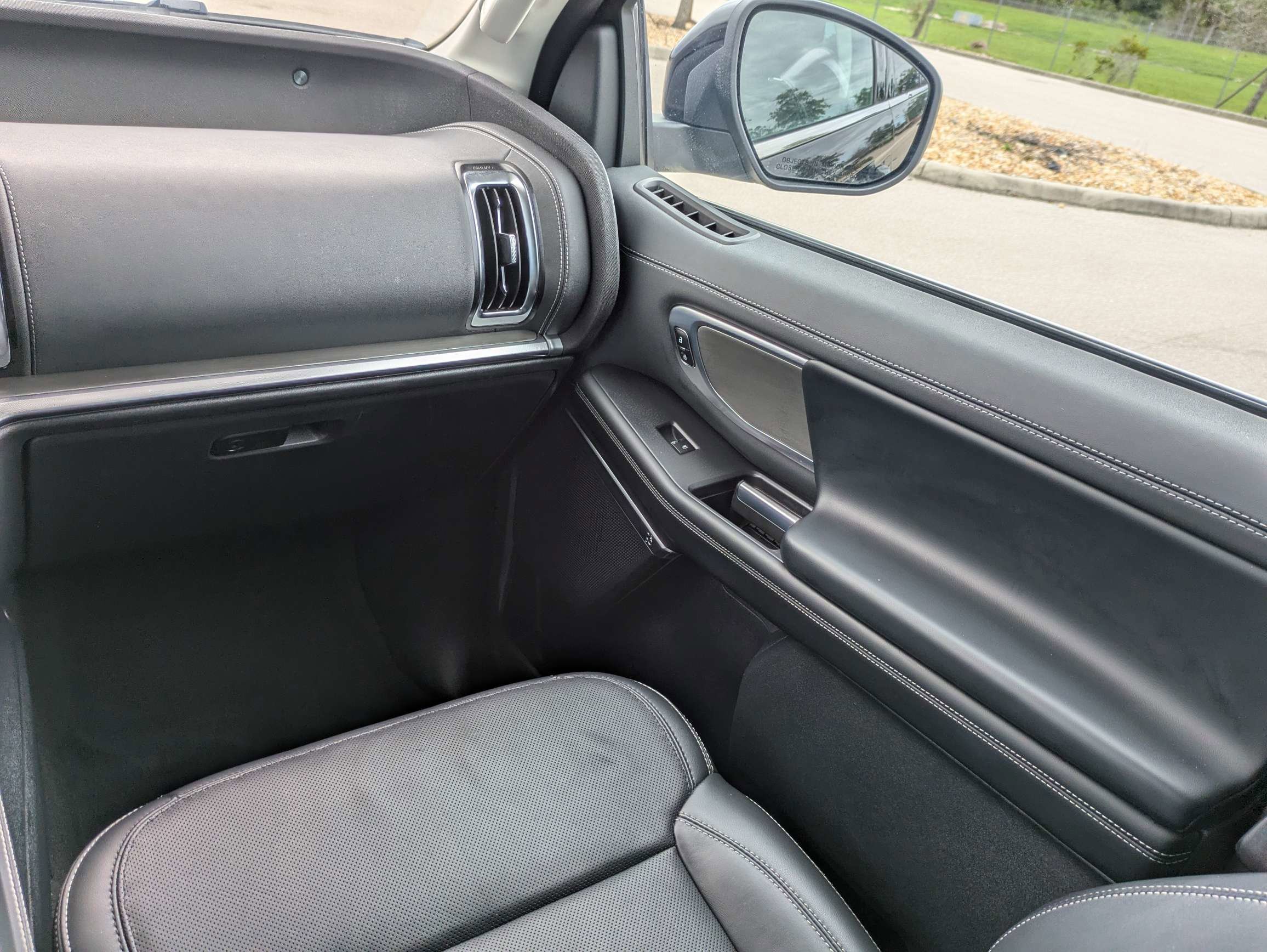 Used 2025 Agate Black Metallic Ford Platinum image 24