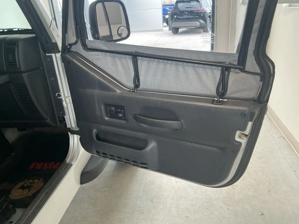 Used 2005 Bright Silver Metallic Clearcoat Jeep X image 18