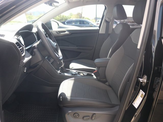 2025 Volkswagen Taos SE photo 4