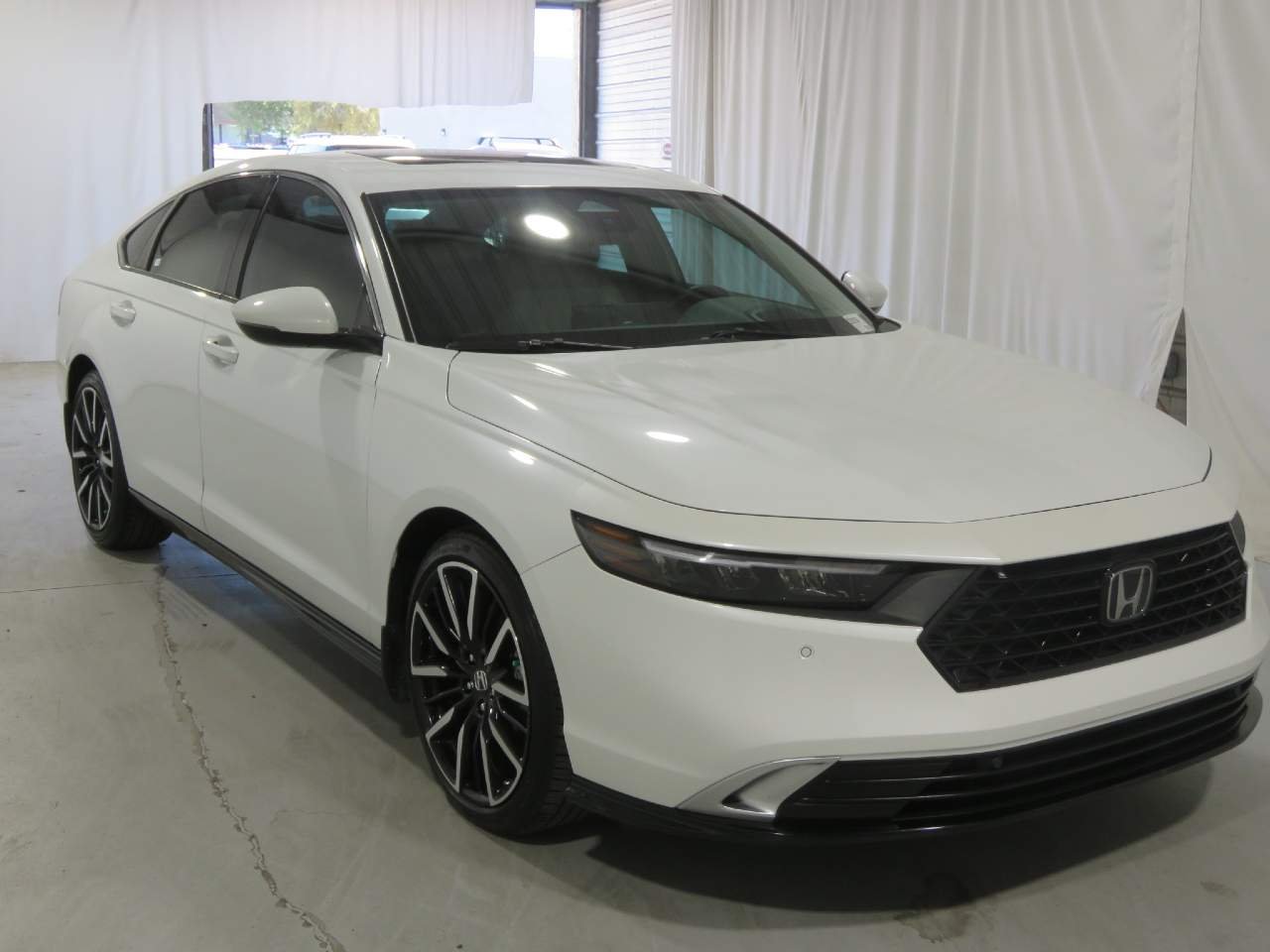 Used 2023 Platinum White Pearl Honda Touring image 3
