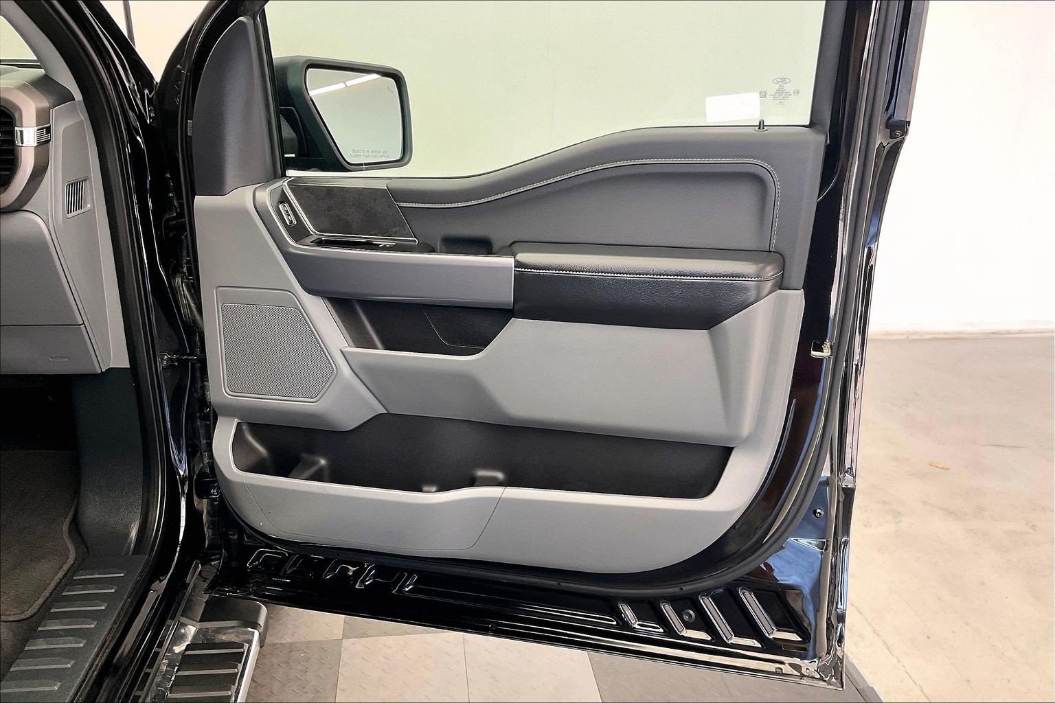 Used 2025 Agate Black Metallic Ford XLT image 27