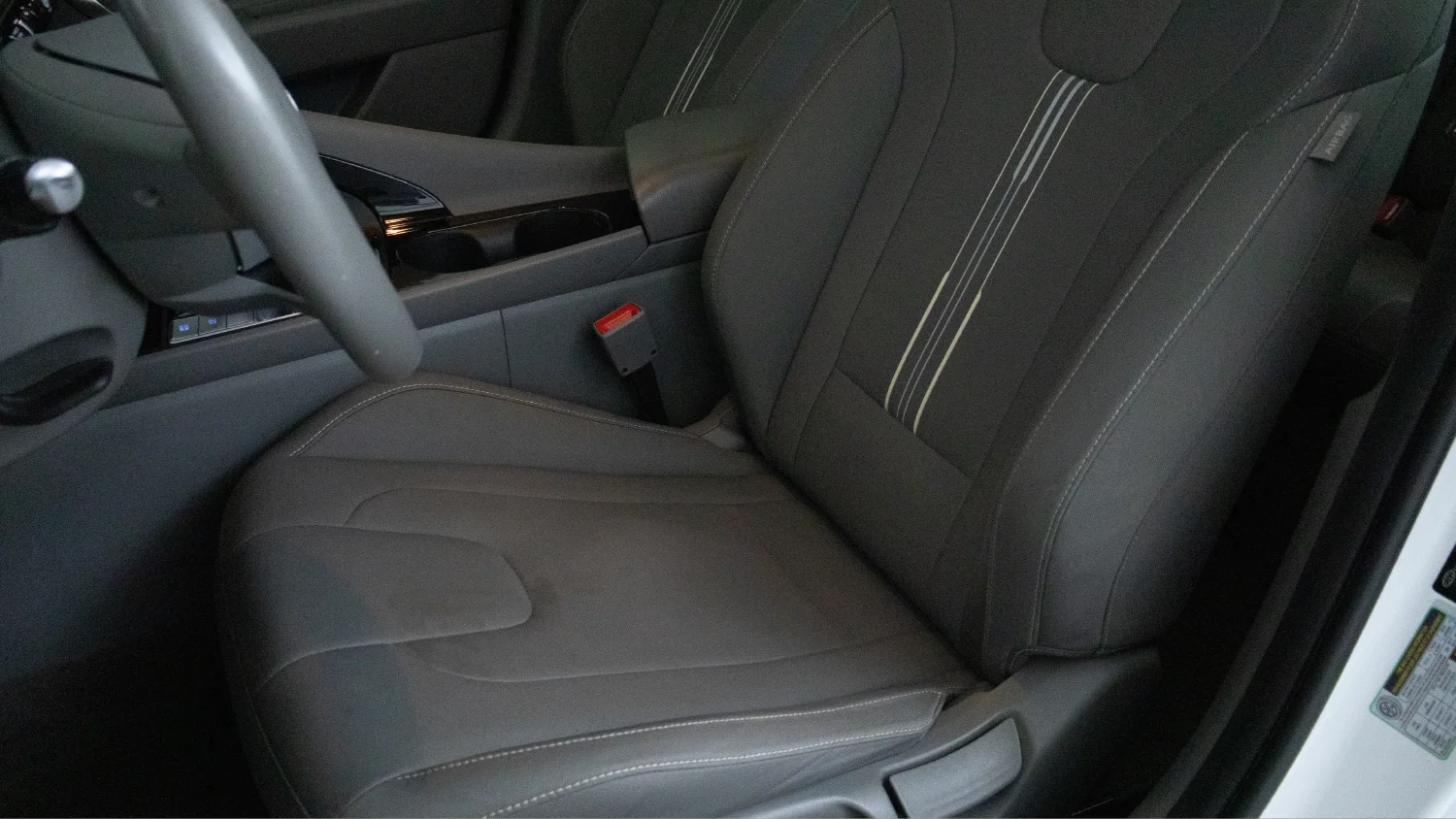 Used 2025 White Hyundai SEL Convenience image 12